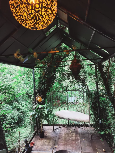 extérieur secret garden au plaisir maison d'hôtes ludique et insolite Hastière Dinant Namur Belgique Cluedo B&B