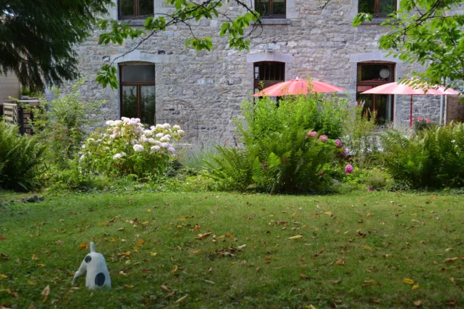 extérieur jardin au plaisir maison d'hôtes ludique et insolite Hastière Dinant Namur Belgique Cluedo B&B