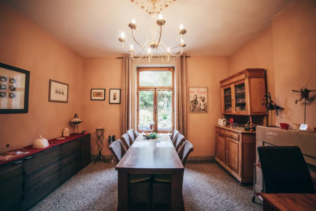 salle à manger au plaisir maison d'hôtes ludique et insolite Hastière Dinant Namur Belgique Cluedo B&B