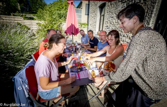 extérieur groupe petit déjeuner en groupe sous le soleil du matin au plaisir maison d'hôtes ludique et insolite Hastière Dinant Namur Belgique Cluedo B&B