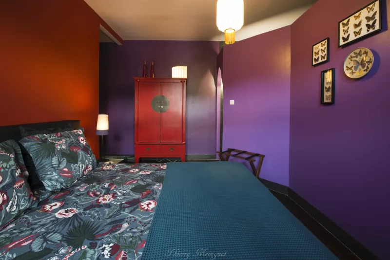 chambre professeur violet chambre à thème énigme à résoudre à deux ludique jeu de carte baignoire d'antan, activité en couple Hastière Dinant, Namur